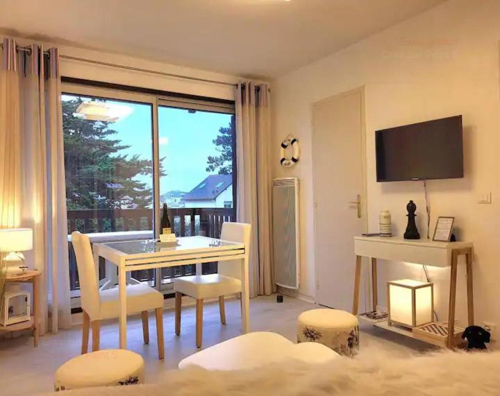 Apartment Front De